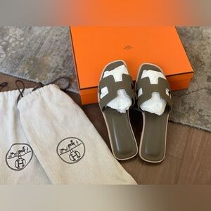HERMÈS Oran Sandals - Étoupe